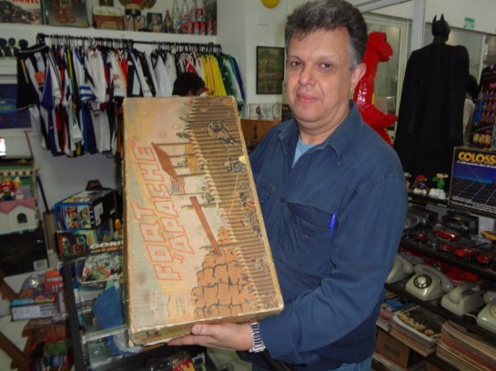 Nem a Patti Toys resiste em tirar uma foto com o CASABLANCA na loja do João (A Galeria dos brinquedos).