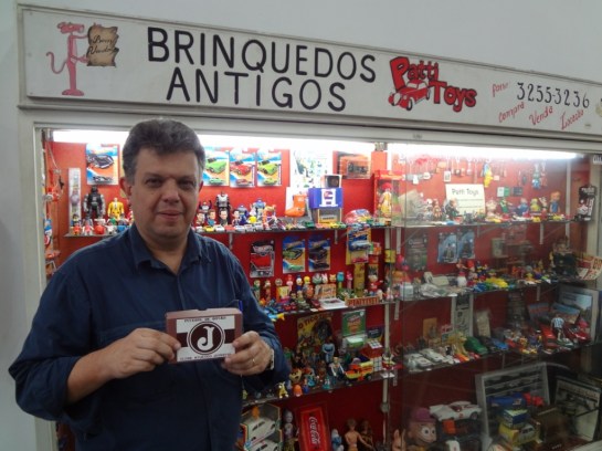 Marcelo Patti em sua vitrine na galeria dos brinquedos. Centro-SP