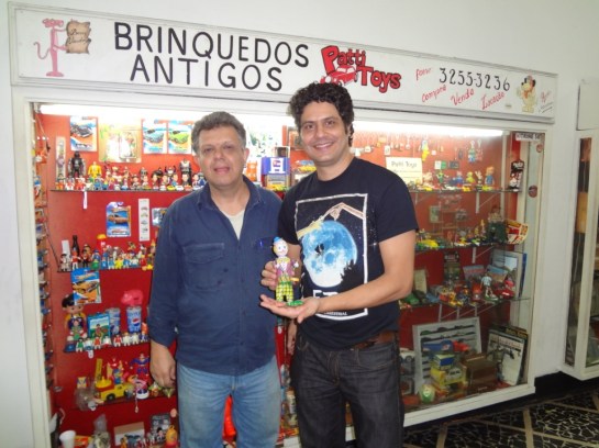 Com Salvatore e seu novo item de coleção, um palhaço de metal movido à corda (made in China) que veio do museu de Sintra.