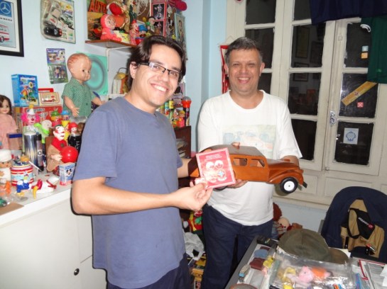 Nem o amigo colecionador Luis Grama resiste em tirar uma foto com a Limousine Estrela.