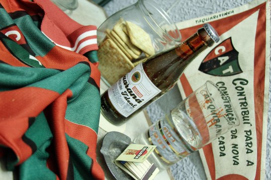 Foto de João Fucci com itens de Taquaritinga na sala da Patti Toys