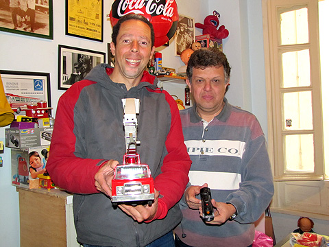 José Luís, conhecido como Zé Fusca (à esquerda) e Marcelo Patti, proprietário da Patti Toys (Foto: tarcilaz)