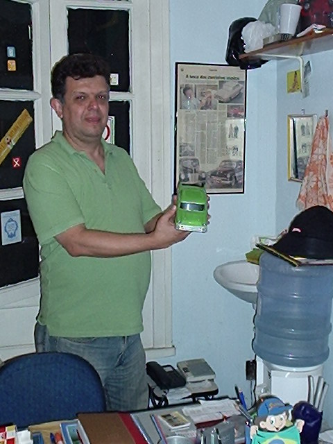 Com itens de colecionismo.